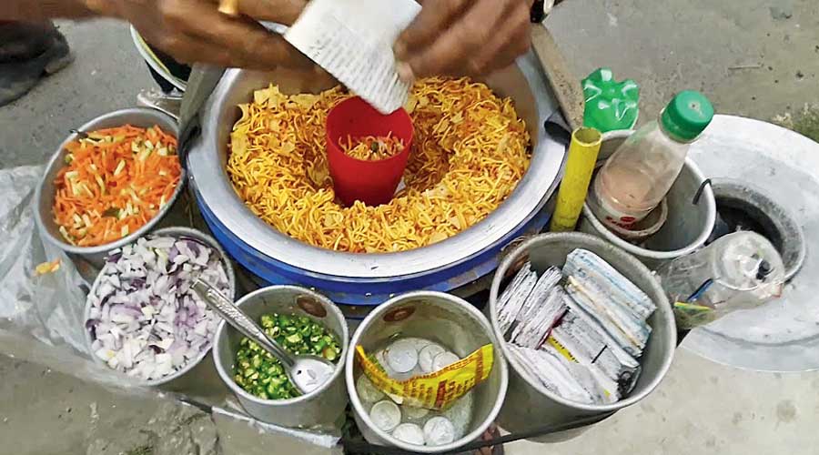 Ghoti Gorom: Kolkata's Spicy and Crunchy Street Food Sensation